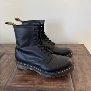 Dr.Martens‎ 1460 The Original black smooth leather lace up 8 eye boots women 9
